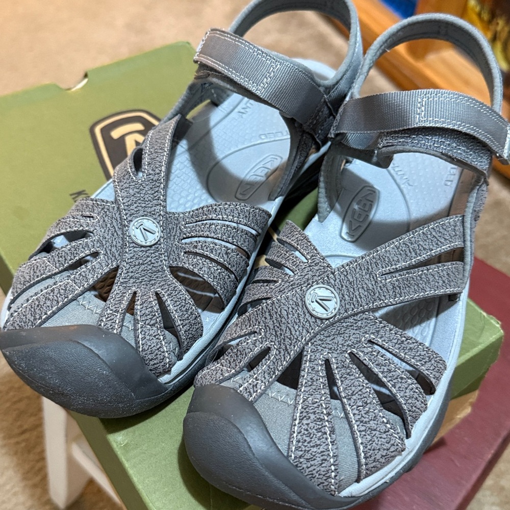 Keen Rose Sandal color is Gargoyle Raven 9